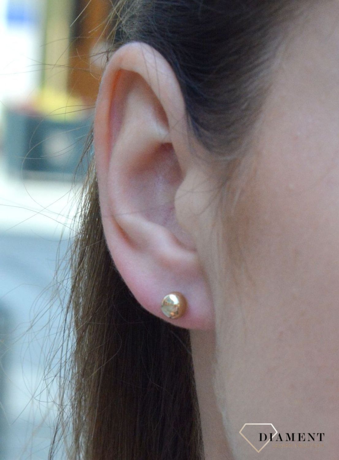 Złote kolczyki wykonane z wysokiej jakości złota próba 333, waga około 0,47. Kolczyki w minimalistycznym stylu, wpisujące się w obecne trendy modowe. Delikatna forma, złota to idealne uzupełnienie eleganckich stylizacji.jpg